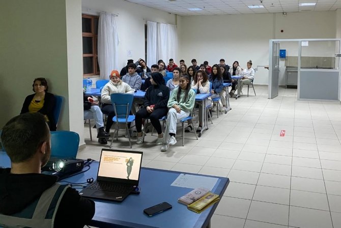 Kadın Öğrencilere Kades Anlatıldı