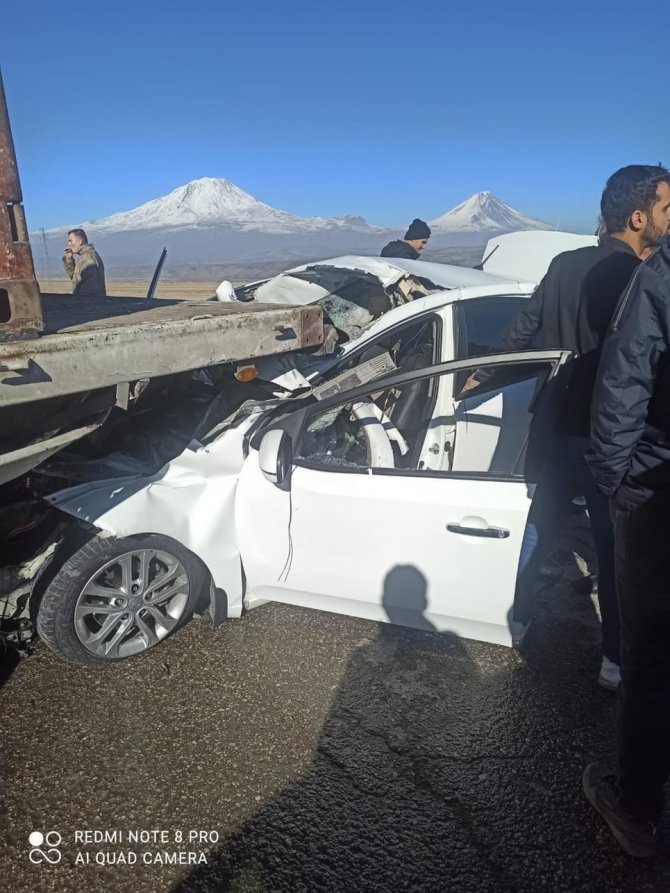 Ağrı’da Otomobil Tırla Çarpıştı; 2 Yaralı