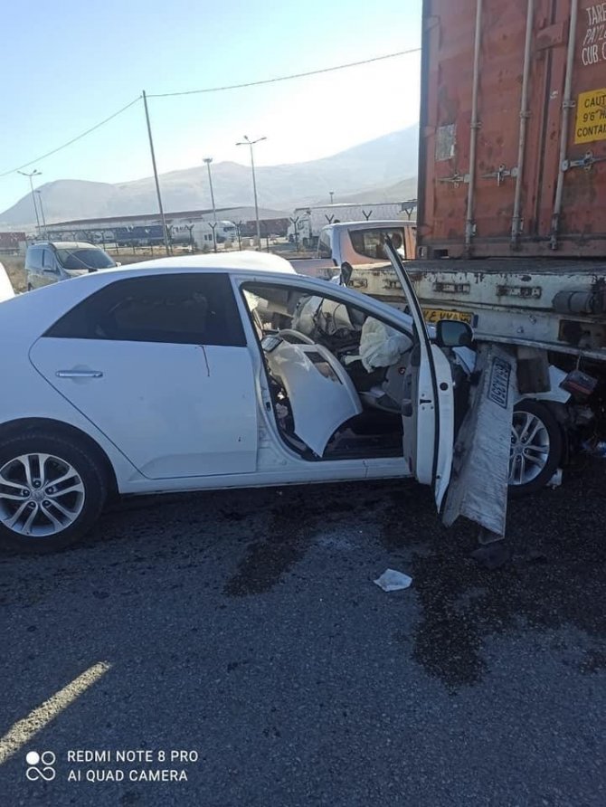 Ağrı’da Otomobil Tırla Çarpıştı; 2 Yaralı