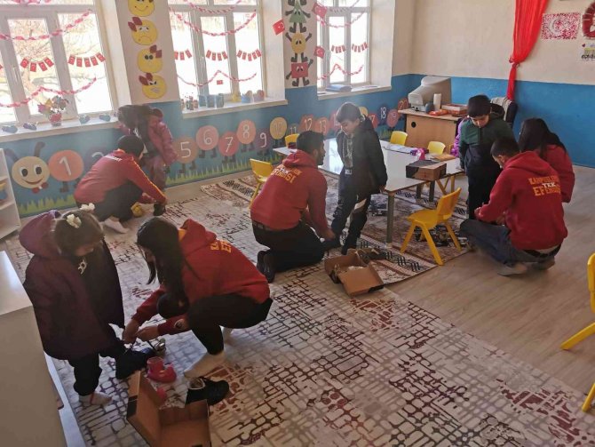 Üniversiteli Öğrenciler Minik Öğrencileri Kendi Elleriyle Giydirdi