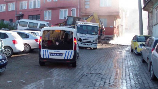 Kütahya’da Faciadan Dönüldü, Altyapı Çalışması Sırasında Doğalgaz Ana Boru Hattı Delindi