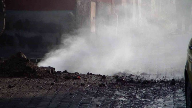 Kütahya’da Faciadan Dönüldü, Altyapı Çalışması Sırasında Doğalgaz Ana Boru Hattı Delindi