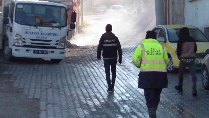 Kütahya’da Faciadan Dönüldü, Altyapı Çalışması Sırasında Doğalgaz Ana Boru Hattı Delindi