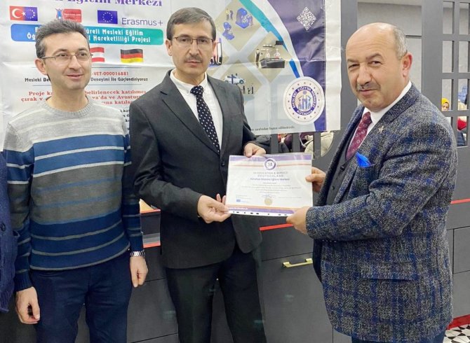 Avrupa’da Staj Yapan Kalfa, Çırak Ve Eğitim Alan Öğretmenlere Belge Verildi