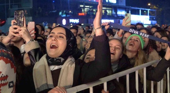 Sevilen Sanatçı Şahin Aydınlılara Unutulmaz Bir Akşam Yaşattı