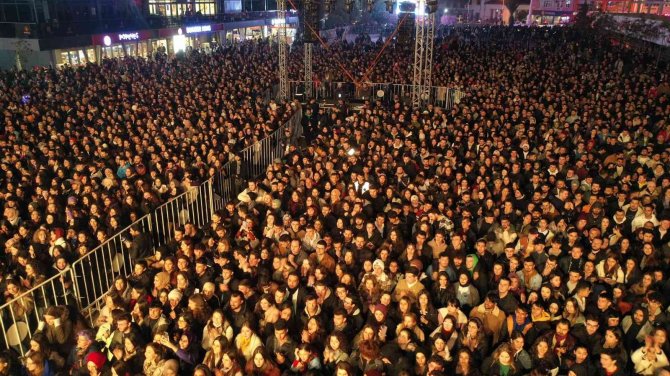 Sevilen Sanatçı Şahin Aydınlılara Unutulmaz Bir Akşam Yaşattı