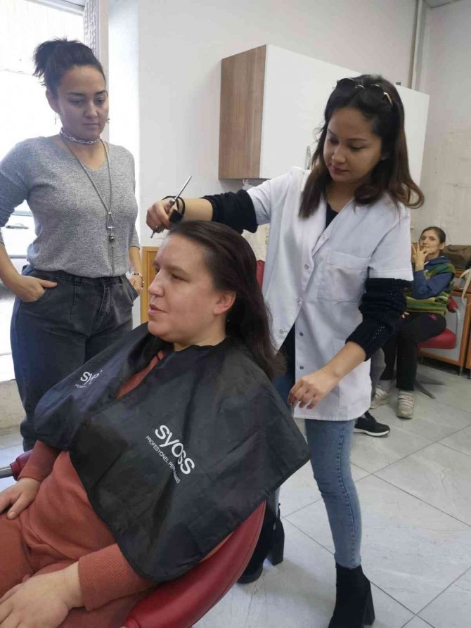 Ayvalık’ta Engellilere Saç Bakımı