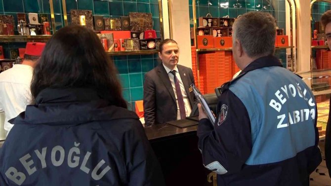 Zabıta Ekipleri İ̇stiklal Caddesi’ndeki İşletmeleri Denetledi