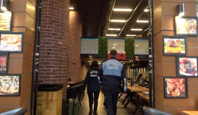 Zabıta Ekipleri İ̇stiklal Caddesi’ndeki İşletmeleri Denetledi