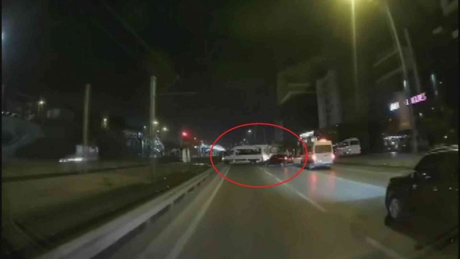Bursa’da Kontrolden Çıkan Otomobil Servise Çarptı, O Anlar Kamerada