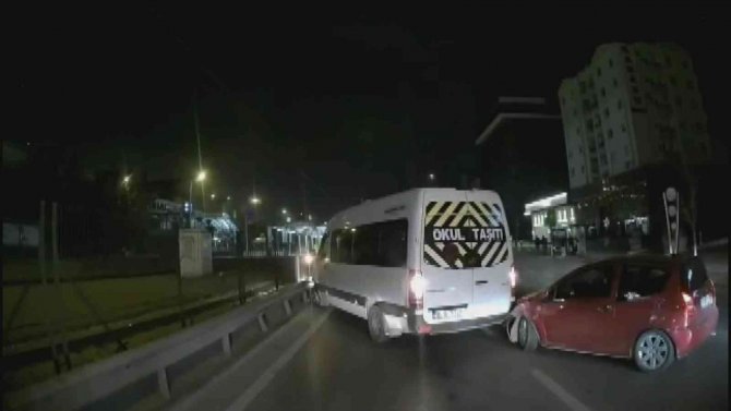 Bursa’da Kontrolden Çıkan Otomobil Servise Çarptı, O Anlar Kamerada