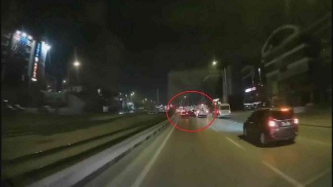Bursa’da Kontrolden Çıkan Otomobil Servise Çarptı, O Anlar Kamerada