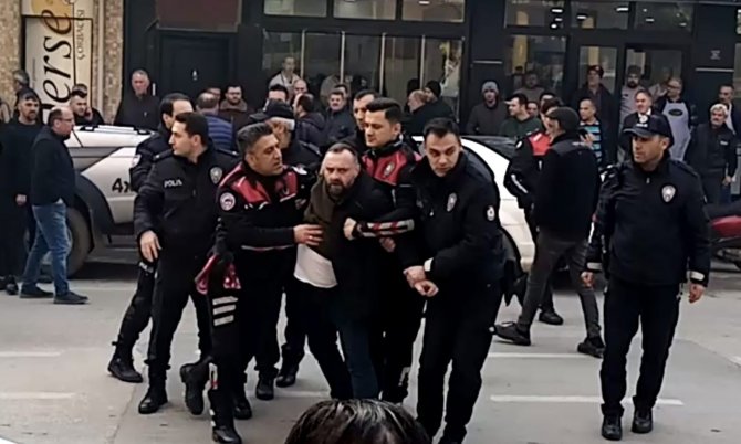 İ̇negöl’de Alacak Verecek Kavgasında 3 Kişi Bıçaklandı