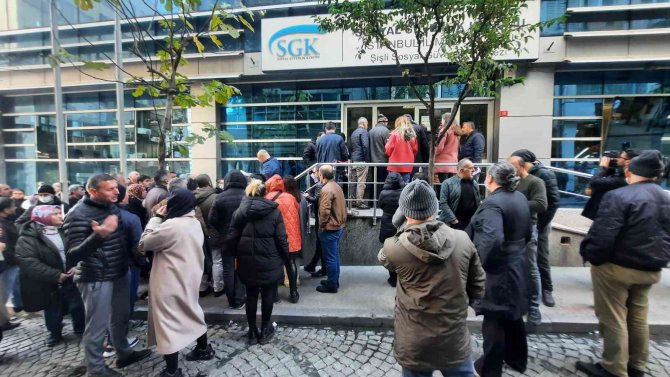 İ̇stanbul’da Vatandaşlar Sgk Önlerinde Beklemeye Devam Ediyor