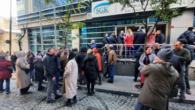 İ̇stanbul’da Vatandaşlar Sgk Önlerinde Beklemeye Devam Ediyor