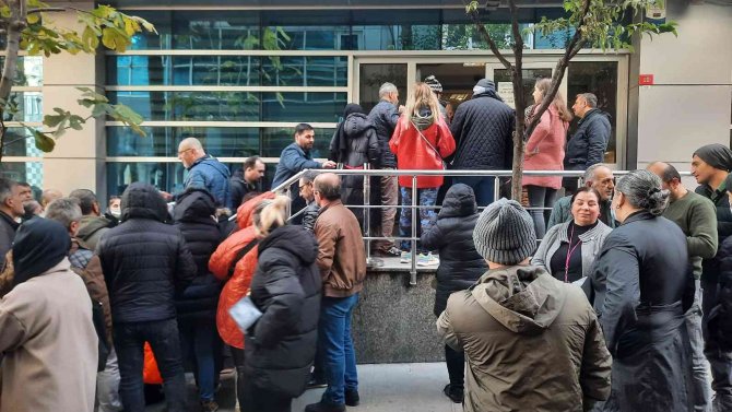 İ̇stanbul’da Vatandaşlar Sgk Önlerinde Beklemeye Devam Ediyor