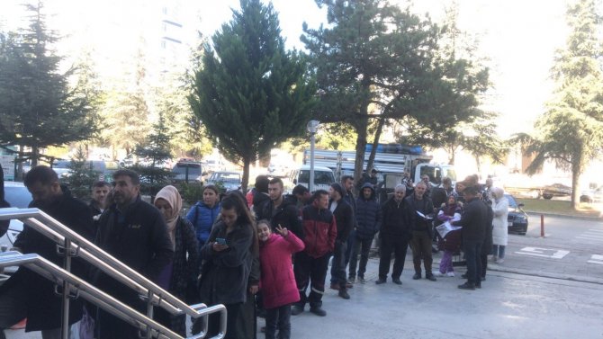 Uşak’ta Sgk Önünde Metrelerce Eyt Kuyruğu Oluştu