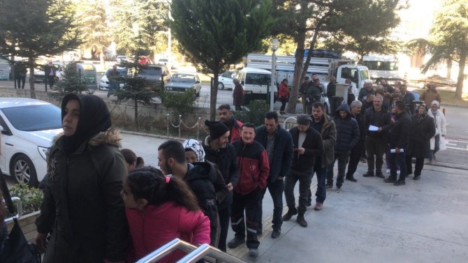 Uşak’ta Sgk Önünde Metrelerce Eyt Kuyruğu Oluştu