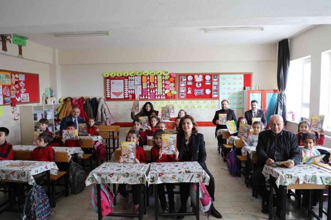 İ̇lköğretim Öğrencilerine Dergi Hediyesi