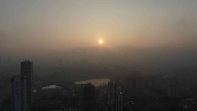 İ̇stanbul’da Yoğun Sise Gün Doğumu Eşlik Etti