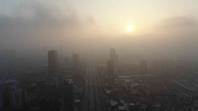 İ̇stanbul’da Yoğun Sise Gün Doğumu Eşlik Etti