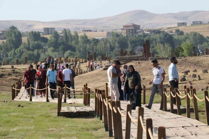 Tarihi Kent Ahlat’a İlgi Artıyor