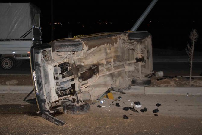 Elazığ’da Aydınlatma Direğine Çarpan Otomobil Yan Yattı: 3 Yaralı
