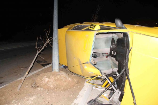 Elazığ’da Aydınlatma Direğine Çarpan Otomobil Yan Yattı: 3 Yaralı