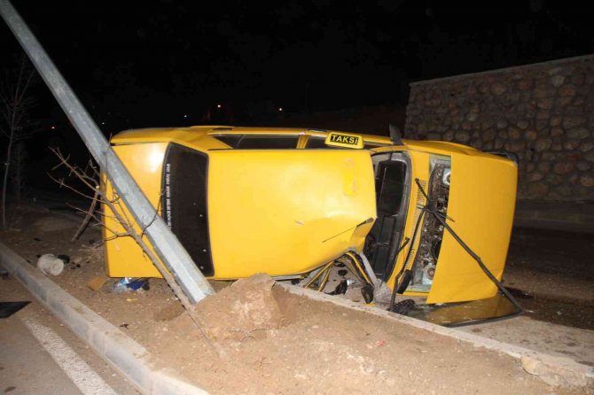 Elazığ’da Aydınlatma Direğine Çarpan Otomobil Yan Yattı: 3 Yaralı