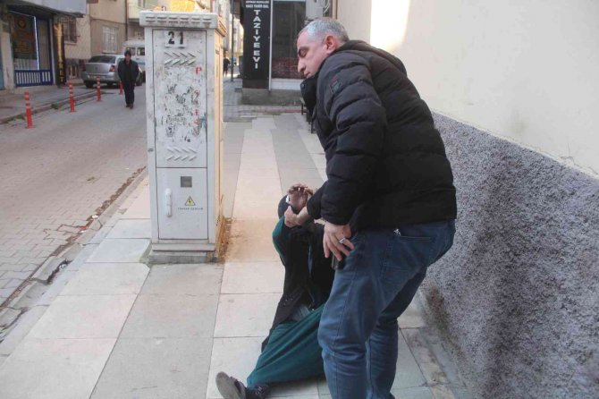 Elazığ’da Dilenci Operasyonu: Kimi Gazetecilere Tepki Gösterdi, Kimi Kendini Yerlere Attı