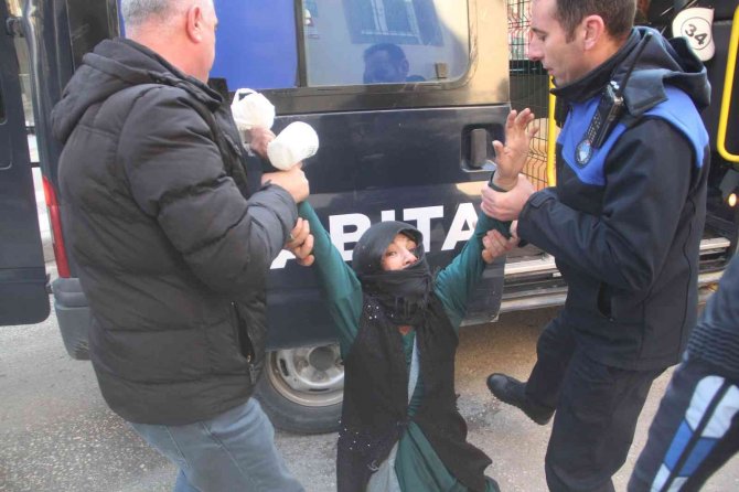 Elazığ’da Dilenci Operasyonu: Kimi Gazetecilere Tepki Gösterdi, Kimi Kendini Yerlere Attı