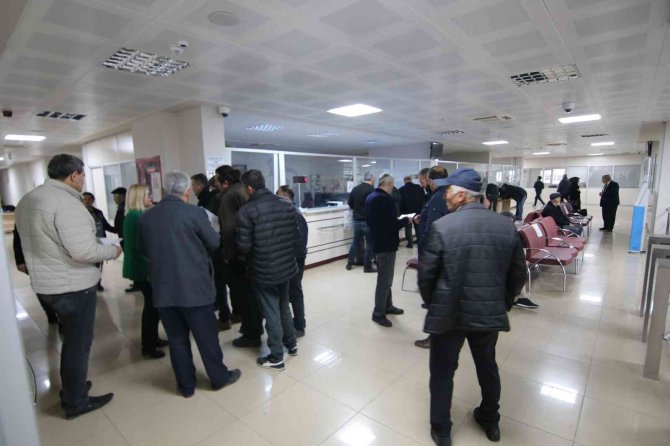 Eyt Borçlanmasını Öğrenmek İsteyenler Kuyruk Oluşturdu