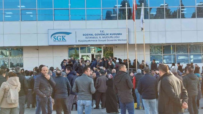 Küçükçekmece’de Eyt Yoğunluğu İkinci Gününde De Devam Ediyor