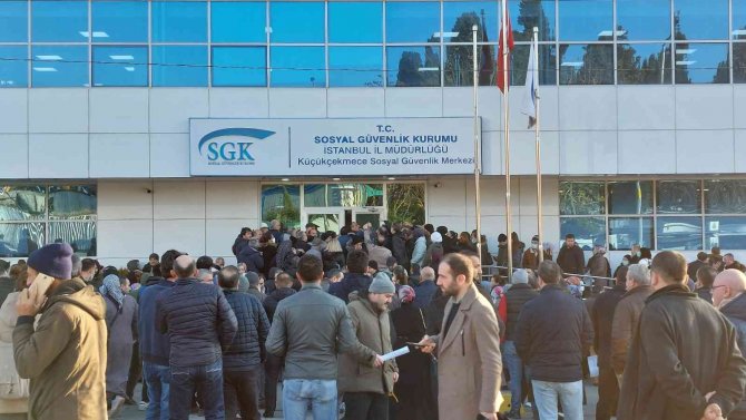 Küçükçekmece’de Eyt Yoğunluğu İkinci Gününde De Devam Ediyor