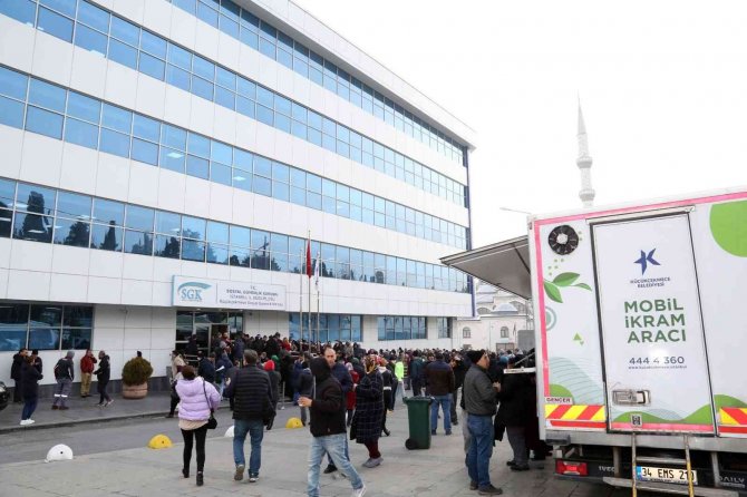 Küçükçekmece Belediyesi’nden Eyt İçin Bekleyenlere İkram