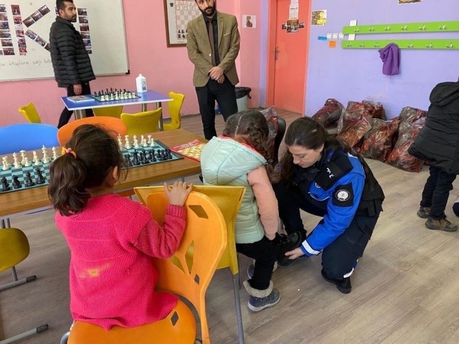 Hakkari Polisinden Öğrencileri ’Isıtan’ Destek