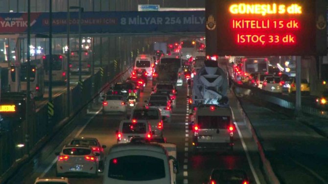 İ̇stanbul’da Yılın Son İş Gününde Trafik Yoğunluğu Yüzde 71’e Yükseldi