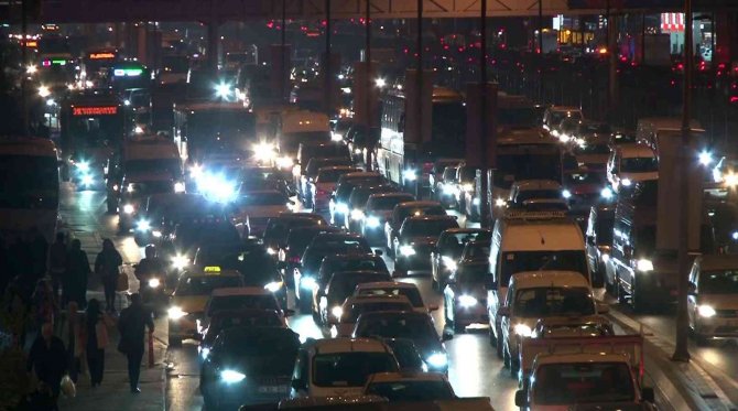 İ̇stanbul’da Yılın Son İş Gününde Trafik Yoğunluğu Yüzde 71’e Yükseldi