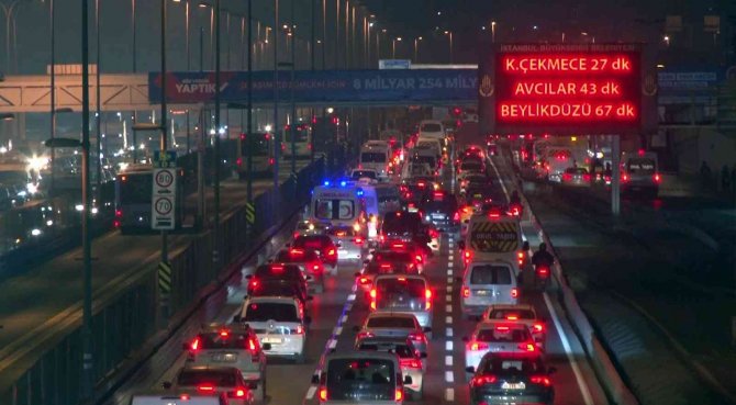 İ̇stanbul’da Yılın Son İş Gününde Trafik Yoğunluğu Yüzde 71’e Yükseldi
