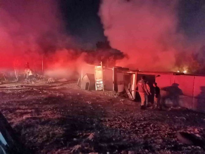 İ̇zmir’de Alevler Geceyi Aydınlattı: Barakalar Yangında Kullanılamaz Hale Geldi