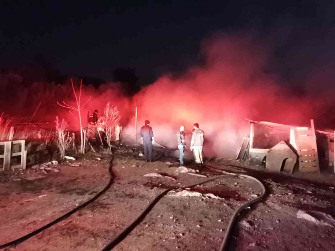 İ̇zmir’de Alevler Geceyi Aydınlattı: Barakalar Yangında Kullanılamaz Hale Geldi