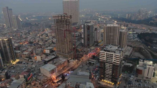İ̇zmir’de İnşaatın Kule Vinci Devrildi: 5 Ölü, 2 Yaralı