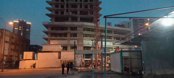 İ̇zmir’in Bornova İlçesinde Bir Otel İnşaatındaki Kule Vincin Bir Kısmı Devrildi. Kazada Ölü Ve Yaralıların Olduğu Belirtilirken, Olay Yerine Çok Sayıda Ekip Sevk Edildi.