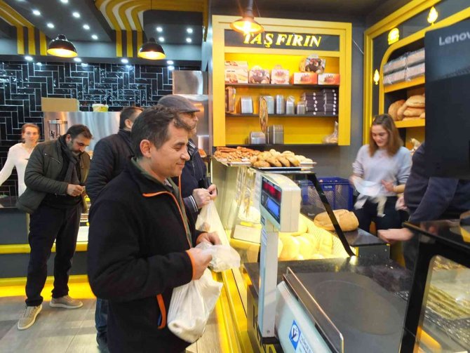 Burhaniye’de Ucuz Ekmek Kampanyasına Yoğun İlgi