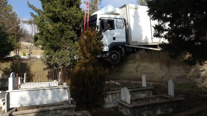 Navigasyona Uyup Girdiği Yolda Kamyonuyla Mezarlıkta Askıda Kaldı