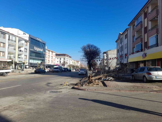 Kayganlaşan Yol 2 Belediye Otobüsünün Art Arda Kazasına Sebep Oldu