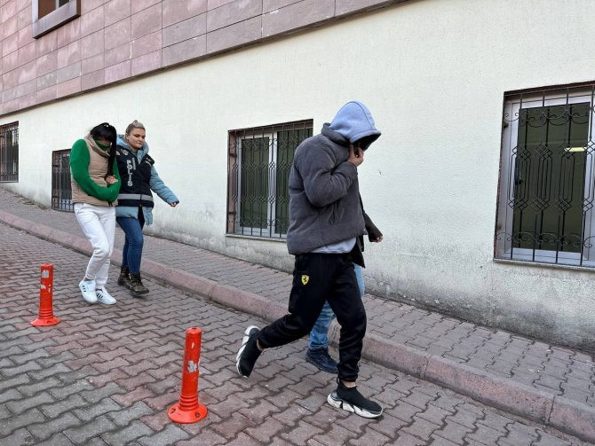 Sahte Parayla Akaryakıt İstasyonundan Alışveriş Yaptılar, Yakayı Ele Verdiler