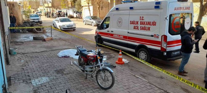 Kardeşini Sokak Ortasında Vurdu, Annesinin Mezarında İntihar Etti