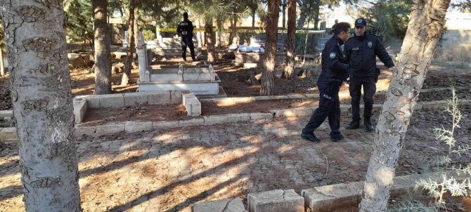 Kardeşini Sokak Ortasında Vurdu, Annesinin Mezarında İntihar Etti