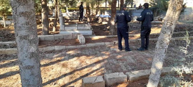 Kardeşini Sokak Ortasında Vurdu, Annesinin Mezarında İntihar Etti